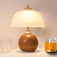 Lampe de chevet créative, sophistiquée et légèrement luxueuse en céramique et verre, avec lumière décorative d'ambiance
