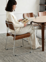 Chaise de salle à manger style vintage mi-siècle, dossier en fer, empilable, stable, durable, couleur noyer, sensation de luxe léger et haut de gamme pour la maison