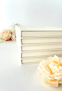 <span class=keywords><strong>Caja</strong></span> personalizada <span class=keywords><strong>de</strong></span> terciopelo crema <span class=keywords><strong>de</strong></span> recuerdo con lazo <span class=keywords><strong>de</strong></span> cinta para invitación <span class=keywords><strong>de</strong></span> boda lujosa <span class=keywords><strong>de</strong></span> 5x7, cajas <span class=keywords><strong>de</strong></span> monograma con láminas doradas - Product Image 5