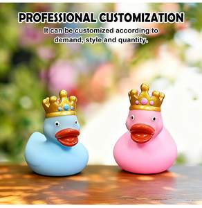Pato de Goma Suave con Corona Real Rosa de 8 cm, YiNuo, Multicolor, Juguete para la Hora del Baño para Niños - Product Image 3