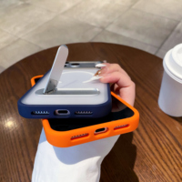 Étui magnétique minimaliste de luxe discret pour iPhone 16 17, dos givré effet peau avec accents métalliques et support intégré