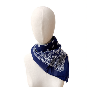 Sciarpa quadrata Angelina 54x54 cm in cotone blu navy con motivo paisley, da indossare su testa o collo - Product Image 2