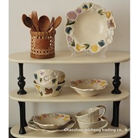 Assiette artisanale en grès à motif floral et oiseaux, peinte sous glaçure, style vintage, esthétique raffinée, de fabrication chinoise, forme irrégulière