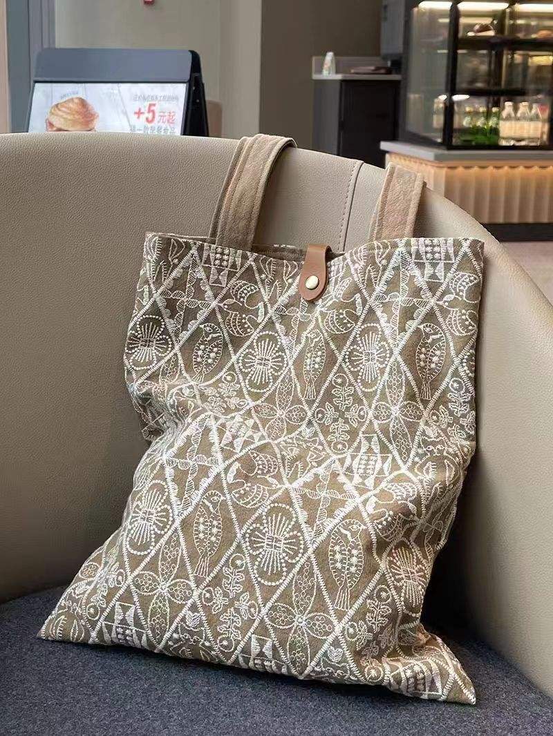 Embroidered canvas bag: symphony