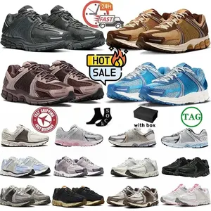 Chaussures de course VomeroS <span class=keywords><strong>5</strong></span> pour femmes et hommes 2025, rose poussière, Foam Hot Punch, noir Phantom, gris Vast, Vomeros <span class=keywords><strong>Cloud</strong></span> Runners, baskets - Product Image 1