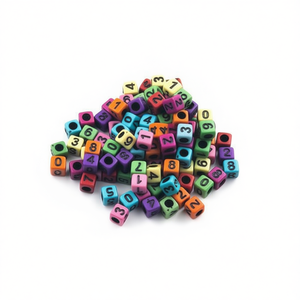 Perline numeriche Ilan 6x6mm quadrate in acrilico verniciato resistenti per artigianato 17g - Product Image 1