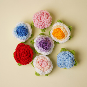 ดอกกุหลาบโครเชต์ขนาดเล็ก 4 ซม. ทำเองจากไหมพรม สำหรับตกแต่งเสื้อผ้า - Product Image 3