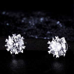 Boucles d'oreilles clous en moissanite ronde à six griffes, plaquées argent et or, classiques, élégantes et minimalistes, de Tianyu Gems. - Product Image 6