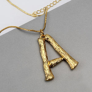 Collar con Colgante de Letra Inicial de Bambú Grande de la A a la Z Dorado en Oferta para Unisex - Product Image 6