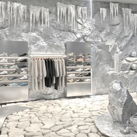 Vitrines de boutique modernes sur mesure, en acier inoxydable, pour l'aménagement intérieur de magasins de vêtements.