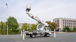 Camión con Plataforma Elevadora Telescópica ISUZU ELF Euro 5, 33m/35m, Cumple con el Estándar Internacional - Product Image 5