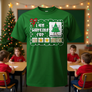 Camiseta para profesores de 5 estrellas con la frase "Estoy trabajando para las vacaciones de Navidad", regalo navideño - Product Image 3