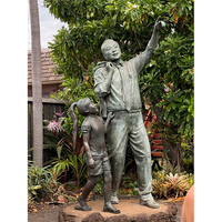Statue de déesse de la flore en bronze coulé, sculpture féminine en métal faite à la main, patine verdigris, tenant des fleurs, décoration de jardin extérieur