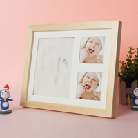 Özel Tasarım Bir Yaşındaki Bebek El Ayak İzi Ahşap Mürekkep Pedi DIY Su Geçirmez Modern Üçlü Çerçeveli Kare Fotoğraf Çerçevesi Süsleri