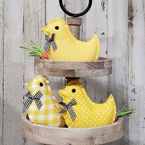 Plateau en bois décoratif pour Pâques, avec figurines de poulets mignons en peluche et en tissu, style ferme - Product Image 1