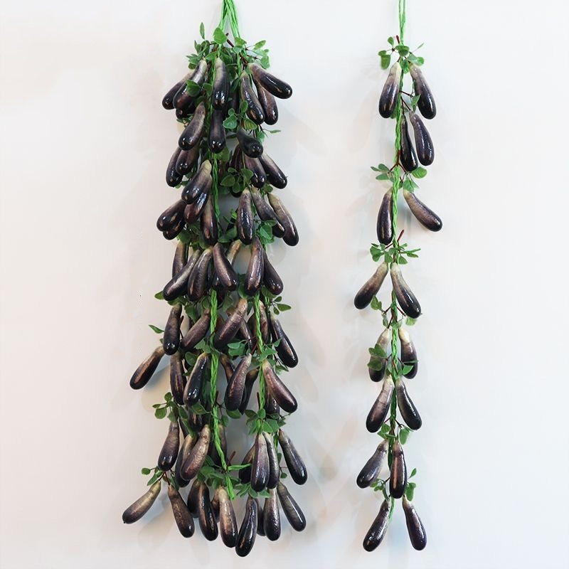 Brochette d'aubergines avec feuilles - violet