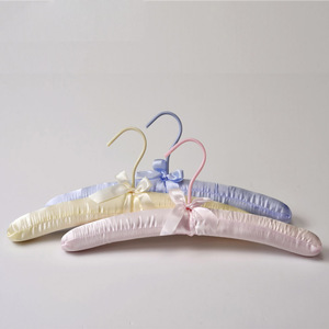 Cintre en tissu rembourré en <span class=keywords><strong>Satin</strong></span> anti-vol de haute qualité pour la vie quotidienne cintre en soie solide pour l'organisation de stockage à domicile - Product Image 4