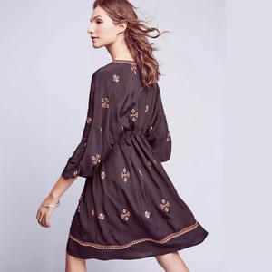 Vendita all'ingrosso Mini scollo a V ricamato floreale con manica 3/4 floreale semplice stile floreale allentato in vita abito - Product Image 2