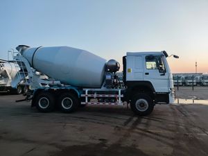 Camión Mezclador SINOTRUK HOWO a Precio Económico, Bajo Kilometraje, Usado, 6x4, 371HP, Mezclador de Concreto para Construcción de Infraestructuras - Product Image 2