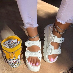 Sandales pour femmes 2025, style européen et américain, nouvelle collection, rivets, style tendance, fermeture velcro, grandes tailles, chaussures de plage pour femmes, été - Product Image 1