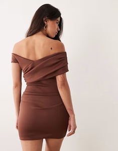 <span class=keywords><strong>Robe</strong></span> mini en satin marron chocolat à épaules dénudées et froncée - Bustier drapé et coupe moulante pour les soirées romantiques et les cocktails glamour - Product Image 4