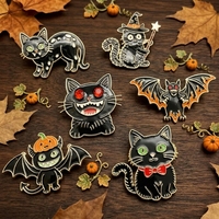 Halloween Horror-Serie Geschenk-Abzeichen Kreative Cartoon Fledermaus- und Katzenförmige Metall-Handwerkskunst Gedenkabzeichen Anstecknadel Kundenspezifischer Großhandel