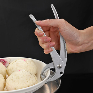 ที่คีบหม้อหินอะลูมิเนียมอัลลอยด์แบบโค้ง ป้องกันการลวก สำหรับจับหม้อดินเผา - Product Image 1