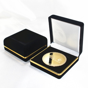 Caja de <span class=keywords><strong>terciopelo</strong></span> <span class=keywords><strong>negro</strong></span> con logotipo personalizado simple, caja de embalaje de monedas con línea dorada, gran oferta - Product Image 2