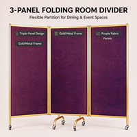 Paravent pliable à 3 panneaux avec cadre en métal doré et tissu violet, doté de roulettes mobiles pour hôtel et restaurant
