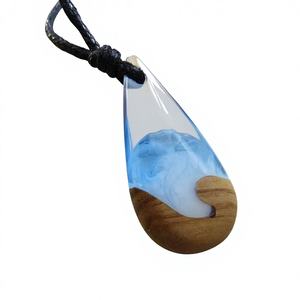 Collar de Joyería Ecológico Hecho a Mano con Colgante Geométrico de Resina y Madera Tallada con Motivo de Amor - Product Image 1