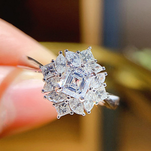 Anello Minimalista con Zirconi Incastonati a Motivo Floreale, Stile Europeo-Americano, Anello Decorativo per Banchetti e Occasioni di Fidanzamento - Product Image 4