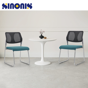 Silla de oficina moderna Sinonis con estructura de acero, base fija en forma de arco, asiento de malla y respaldo de plástico para estudiantes, reuniones y conferencias. - Product Image 1