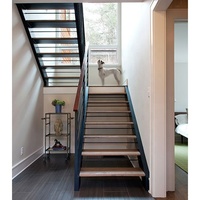 Escalier droit moderne Tanlong à marches ouvertes, structure en acier noir, marches en bois naturel, style industriel personnalisé