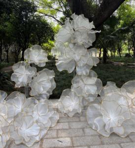 <span class=keywords><strong>Fiori</strong></span> Giganti Personalizzabili in Tulle Plissettato Perlescente con Struttura in Filo Metallico, Perfetti per Matrimoni ed Eventi - Product Image 5