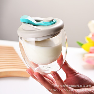Vaso de vidrio transparente de doble pared con tapa de silicona para leche, café, jugo, uso doméstico, color sólido - Product Image 1