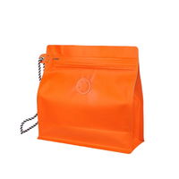 Vente en gros Pochettes à café en aluminium personnalisé Sacs à fond plat avec fermeture éclair Corde suspendue pour grains de café chips de pomme de terre PE alimentaire