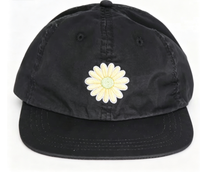 Zwarte ongestructureerde flat brim baseballcap met daisy bloemenborduursel, snapback pet voor dames, casual outdoor dagelijkse pet