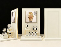 Support de Présentation de Montre Blanc Élégant, Support de Montre en Métal Doré de Luxe, Dimensions Personnalisables, Éclairage LED, Marque GZowin pour la Vente au Détail