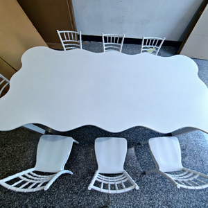 Table carrée vague blanche avec chaise blanche pour équipement de location de fête - Product Image 1