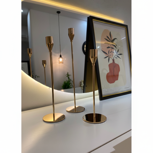 Portavelas de metal dorado estilo farol ideal para balcones al aire libre terrazas jardines y arreglos de noche románticos - Product Image 1