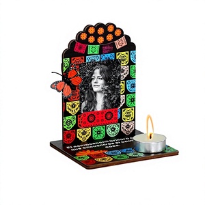 Kit <span class=keywords><strong>de</strong></span> Altar para el Día <span class=keywords><strong>de</strong></span> los <span class=keywords><strong>Muertos</strong></span>, Decoraciones <span class=keywords><strong>de</strong></span> <span class=keywords><strong>Ofrenda</strong></span> Estilo <span class=keywords><strong>Mini</strong></span> Calavera <span class=keywords><strong>de</strong></span> Azúcar, Materiales <span class=keywords><strong>de</strong></span> Madera y Seda, Incluye Portavelas y Cuadro - Product Image 1