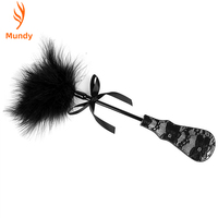 Fouet de fessée double usage en cuir PU avec plumes pour chatouilles, jeu SM pour adultes, jouet sexuel pour femmes, hommes et couples