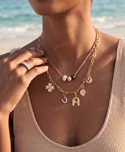 Collar con Colgante de Letra Inicial Personalizado en Acero Inoxidable, Joyería con Letras del Alfabeto en Oro PVD, Hipoalergénico e Impermeable - Product Image 4