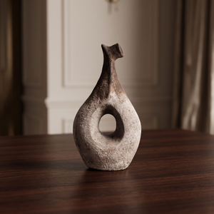 Este florero de cerámica de estilo rústico con acabado mate y un orificio en el centro agrega encanto natural y un toque artístico. - Product Image 2