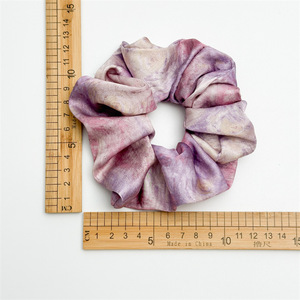 Vente en gros de chouchous en soie de 4,5 cm, style européen et américain, de haute qualité, avec logo personnalisé et imprimé à pois blancs motif marguerite, pour Halloween - Product Image 3
