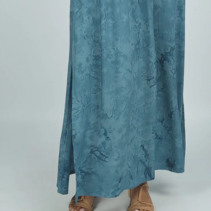 Robe longue d'été sur mesure élégante en jean de rayonne de haute qualité, imprimé plage délavé, col en V profond et cordon de serrage - Product Image 2