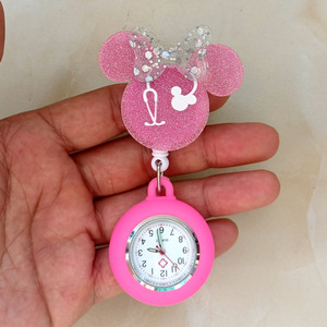 Porte-badge rétractable en PVC brillant motif dessin animé pour infirmière et médecin, avec clip de montre de poche médicale pour hôpital - Product Image 2