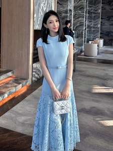 <span class=keywords><strong>Vestido</strong></span> Largo Casual de Encaje <span class=keywords><strong>Azul</strong></span> con Parches Florales Hechos a Mano, Estilo Delgado y Elegante, Colección Ramadán 2026, Siete Colores - Product Image 1