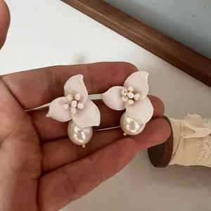 Свадебные серьги ручной работы с керамическими листьями и цветами и жемчугом - Product Image 2