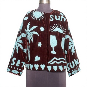 Veste d'extérieur matelassée en velours brodé Suzani multicolore de haute qualité, faite à la main, respirante, à motif floral, écologique pour femmes - Product Image 1